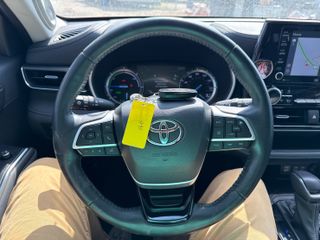 2022 Toyota Highlander Hybrid Limited - Interior Steering Wheel With Keys Image